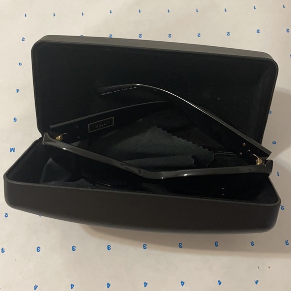 Versace cat eye sunnies - Picture 5 of 5